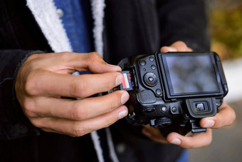 摄影师手持有内存卡闪光卡专业数码单反相机相机