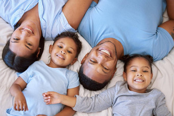 快乐混合比赛家庭放松成键首页哥哥妹妹支出时间父母拉美裔父母显示微笑白色牙齿孩子们