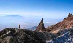 徒步旅行者提升前火山山