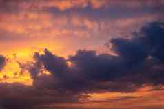 美丽的晚上多云的天空粉红色的温暖的云日落色彩斑斓的背景