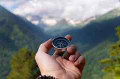 手指南针背景史诗白雪覆盖的山云森林脚特写镜头