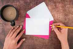 手女人铅笔空白纸信封咖啡杯木背景女商人喝写作至关重要的消息业务信