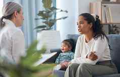 不社交有吸引力的年轻的女人坐着女儿咨询心理学家