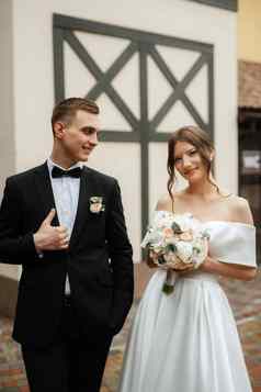 年轻的夫妇新娘新郎白色短衣服