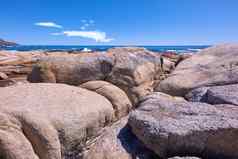 岩石海岸线海洋蓝色的天空copyspcae背景惊人的自然景观海景岩石巨石大自然石头海美丽的粗糙的纹理