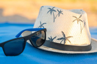 太阳他太阳镜海滩毯子概念夏天假期