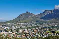 景观城市小镇包围绿色植物山夏天一天风景优美的视图假期目的地自然空中视图美丽的城市角小镇南非洲