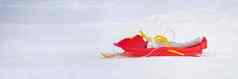 红色的雪橇雪白色雪背景娱乐冬天孩子们红黄塑料雪橇