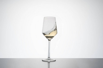 白色酒运动内部水晶玻璃白色酒玻璃白色背景反射基地图像断路