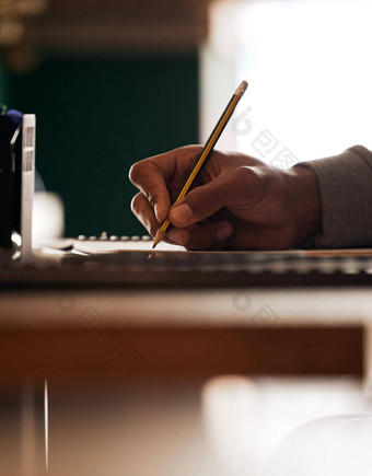 特写镜头学生手铅笔写笔记表格聪明的的家伙研究学校大学教育学习规划考试测试学术教训