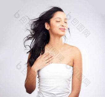 头发柔滑的飘逸年轻的女人摆姿势白色背景健康的头发