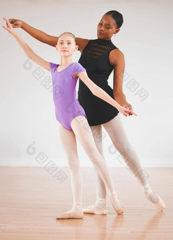 <strong>诗意</strong>的表达式女孩练习芭蕾舞老师跳舞工作室