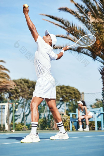 高度完美的服务完整的长度拍摄英俊的年轻的男人。站服务球网球匹配