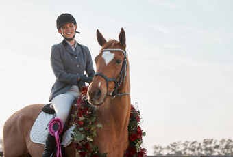 <strong>赢得</strong>了年轻的女骑师坐着wreath-wearing马<strong>赢得</strong>比赛