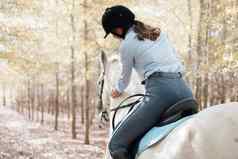 至关重要的快乐马年轻的女人骑马
