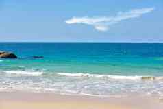 平静海滩白色沙子自然海边环境受欢迎的度假位置假期角小镇景观海洋阳光明媚的一天蓝色的天空复制空间