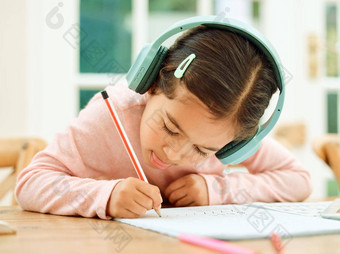 音乐家庭作业可爱的女孩听音乐家庭作业