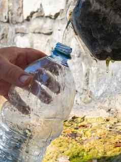 填充塑料瓶新鲜的春天水公共源