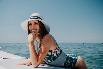 站桨董事会年轻的女人航行美丽的平静海水晶清晰的水概念夏天假期假期旅行放松活跃的健康的生活和谐自然