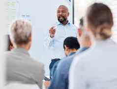 成熟的非洲美国业务经理培训教学团队的同事们办公室黑色的商人白板说话解释多样化的集团业务人车间