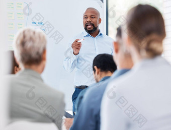 成熟的非洲美国业务经理培训教学团队的同事们办公室黑色的商人白板说话解释多样化的集团业务人车间