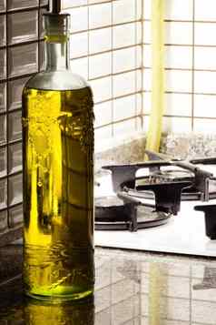 橄榄石油瓶厨房