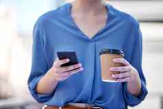 伟大的来源上瘾女商人喝杯咖啡智能手机