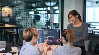 集团软件开发人员工作发展中网站设计编码技术有创意的办公室