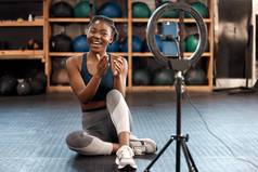 生病了分享很多锻炼提示今天运动年轻的女人记录锻炼健身房