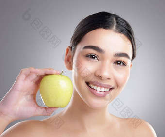 添加苹果日常饮食工作室肖像有吸引力的年轻的女人摆姿势苹果灰色背景