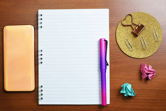 笔记本重要的消息桌子上铅笔卷笔刀回形针paperwraps手机记事本crutial信息表格移动电话