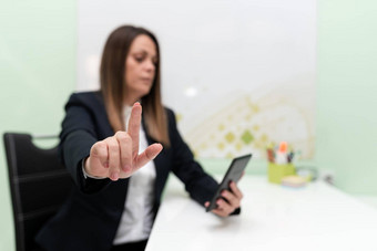 女商人持有平板电脑手指出重要的的想法手指女人电话显示最近更新执行显示晚些时候新闻