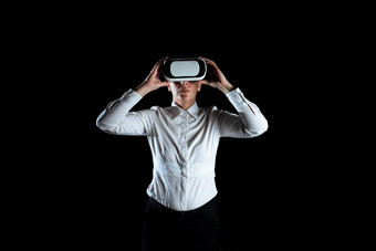 女专业穿虚拟现实护目镜享受模拟器优雅的女商人未来主义的小工具展示现代创新技术