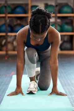 改变生活改变优先级运动年轻的女人锻炼健身房