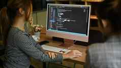 女软件程序员工作发展中网站设计编码技术办公室