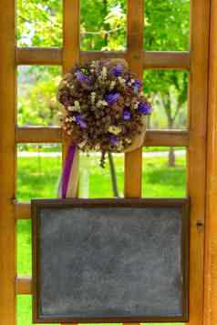 黑板框架分裂新娘花束保存日期组织。