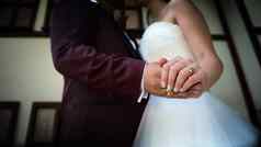 新娘新郎持有手订婚环手指关闭视图婚礼拍摄概念