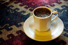 传统的menengic咖啡瓷杯少数民族表格布