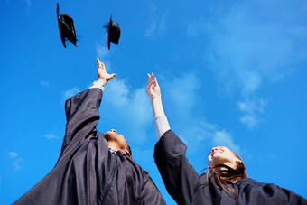 停止实现伟大低角拍摄年轻的学生扔帽子空气毕业一天