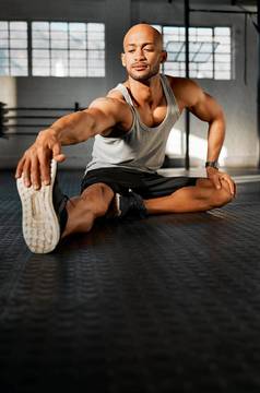 僵硬的肌肉很容易避免年轻的男人。伸展运动腿锻炼