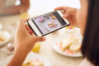 回忆录美味的餐面目全非,女人采取照片午餐智能手机
