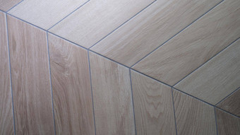 橡木纹理地板上瓷砖模仿木条镶花之地板