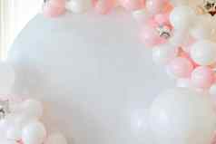 框架白色背景粉红色的白色气球