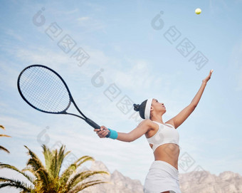 工作服务今天年轻的网球球员站法院服务球实践