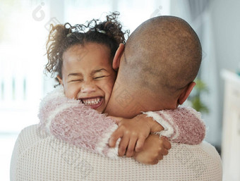 忘记珍惜单时刻可爱的女孩拥抱父亲