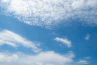 美丽的<strong>蓝色</strong>的天空白色云摘要背景Cloudscape背景<strong>蓝色</strong>的天空毛茸茸的白色云阳光明媚的一天自然天气美丽的<strong>蓝色</strong>的天空快乐一天背景夏天天空