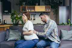 年轻的家庭丈夫按摩回来怀孕了妻子坐着沙发上
