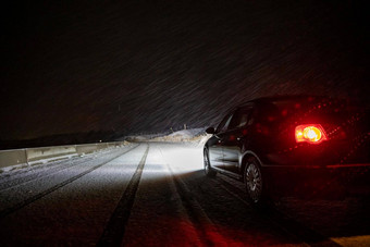 车开车湿滑的<strong>雪</strong>