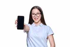 十几岁的学生女孩显示空白智能手机屏幕孤立的背景