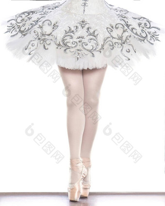 腿年轻的芭蕾舞女演员尖端鞋子平衡指尖芭蕾舞鞋子孤立的白色背景